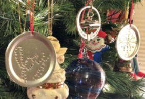 A photo of mason jar lids decorating a Christmas tree.