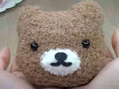 A picture of a brown bear plushie.