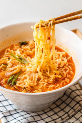 Photo of instant ramen mixed with seasoning and green onions.